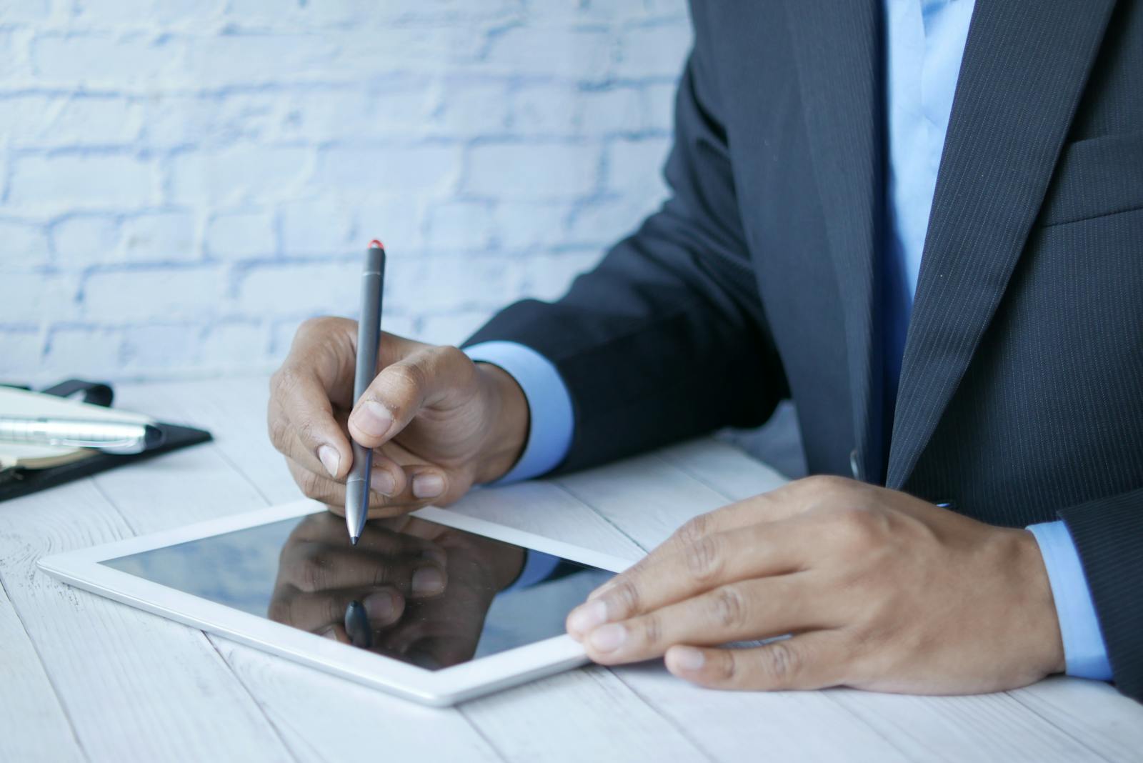 Tablet ve kalemle dijital imza akışı